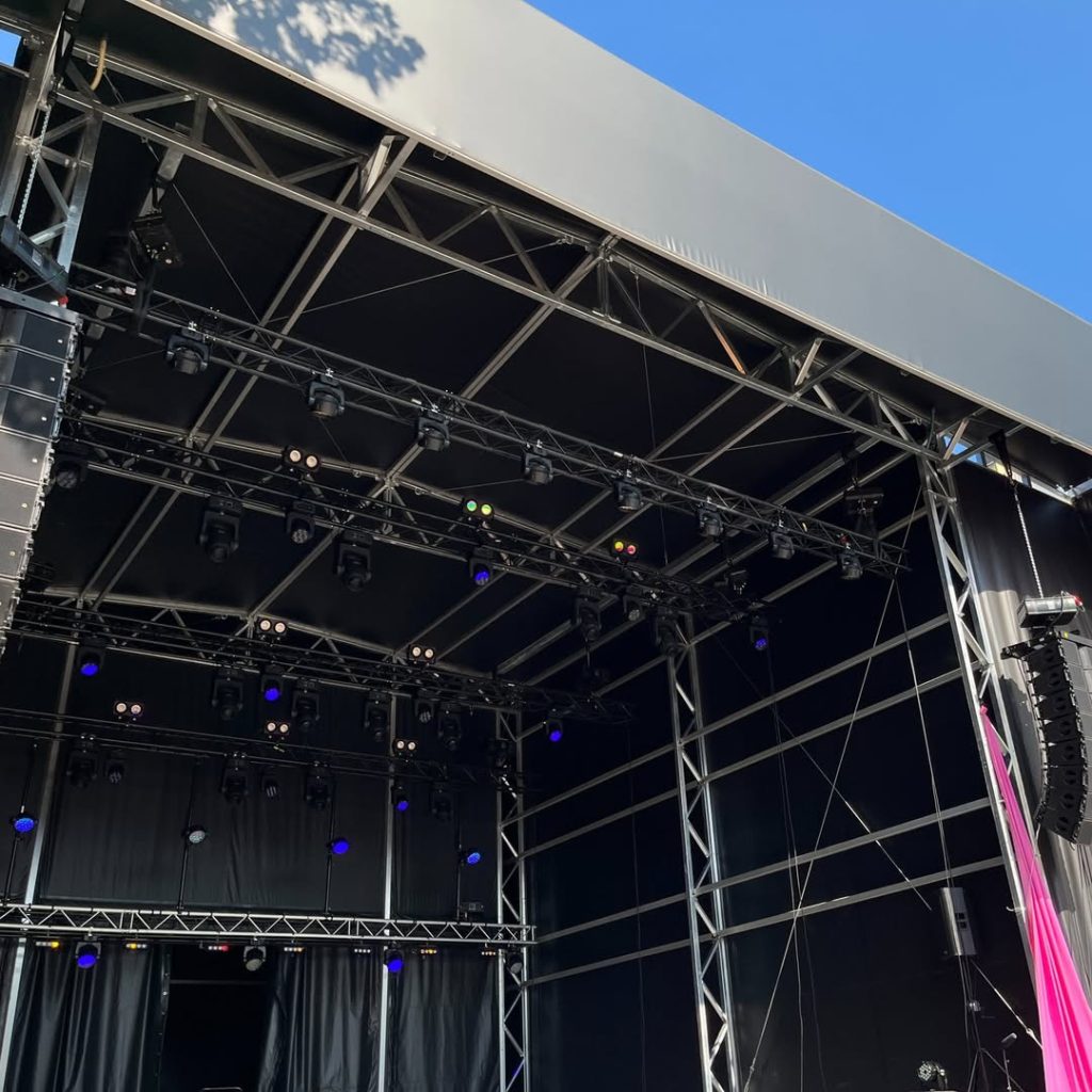 @byfestenlillestrom er i gang på hallgruppens splitter nye scener! 🤩vi gleder oss til å se alle